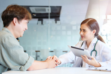 Obraz premium Healthcare technology concept.Woman Doctor Working using a laptop computer contact with patient.