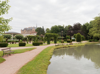 Parc floral de la ville de Lapalisse dans l'Allier. Vue sur l'imposant château 