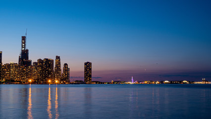 Naklejka premium Chicago skyline in the evening from Lake Michigan - CHICAGO, ILLINOIS - JUNE 12, 2019