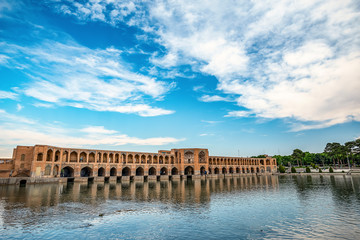 typisch uitzicht op de Khaju-brug over de Zayandeh-rivier ib Isfahan bij daglicht met bewolkte hemel