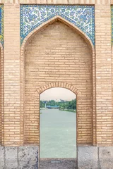 Cercles muraux Pont Khadjou mosaic elements on arch of Khaju Bridge with plenty Zayandeh river, iranian pattern