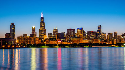 Fototapeta premium Panoramę Chicago wieczorem z jeziora Michigan - CHICAGO, ILLINOIS - 12 CZERWCA 2019