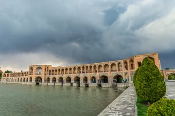 Cercles muraux Pont Khadjou 22/05/2019 Isfahan, Iran, typical view on Khaju Bridge over Zayandeh river ib Isfahan at the daylight with cloudy sky