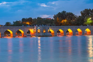 Photo sur Plexiglas Pont Khadjou 22/05/2019 Isfahan, Iran, petit et confortable pont Chobi le soir déjà illuminé sur la rivière Zayanderud dans la ville d& 39 Ispahan