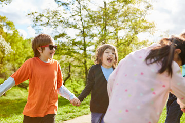 Gruppe Kinder hat Spaß auf Kindergeburtstag