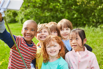 Obraz premium Kinder machen Selfie Foto zur Erinnerung