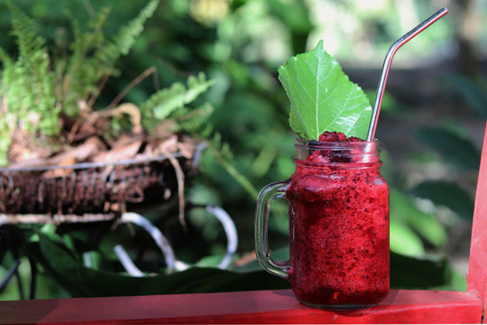 Fresh Mulberry Smoothies With Stainless Steel Drink Straw. Concept For Reduce Plastic Pollution And Support Green Eco Friendly Products.