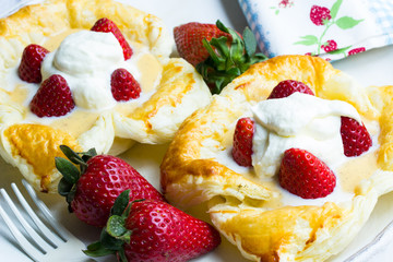Blätterteigtaschen mit Erdbeeren, Vanillecreme und Schlagsahne