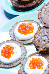 Blinis mit Creme Fraiche und Forellenkaviar