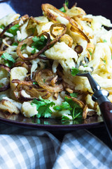 hausgemachte Käsespätzle mit Röstzwiebeln und Petersilie, closeup