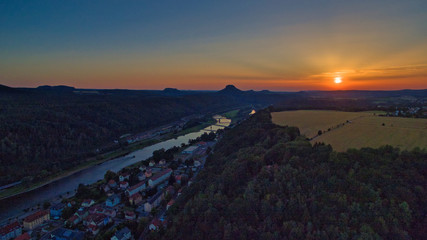Sonnenuntergang über Kurort Bad Schandau mit Blick auf Lilienstein und Königstein in der...