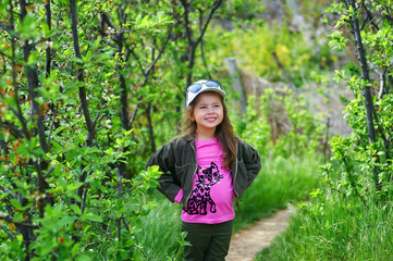 Naklejka premium Cheerful little girl on a walk in the Park