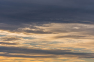 farbiger himmel mit wolken