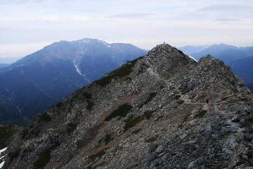 南アルプス　白峰三山テント縦走　北岳山頂への道　仙丈ヶ岳遠景