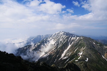 Fototapeta na wymiar 南アルプス　白峰三山テント縦走　北岳山頂から　間ノ岳と農鳥岳を望む