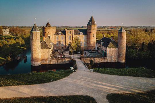 Luftaufnahme von Kasteel (Burg) Westhove, Domburg, Zeeland, Niederlande