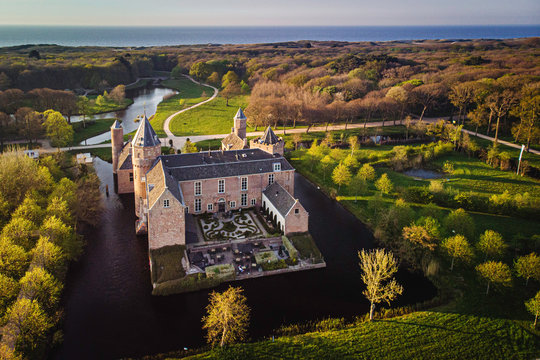 Luftaufnahme von Kasteel (Burg) Westhove mit Nordsee im Hintergrund, Domburg, Zeeland, Niederlande