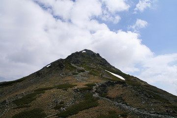 Fototapeta na wymiar 南アルプス　白峰三山テント縦走　北岳山荘から北岳を仰ぎ見る
