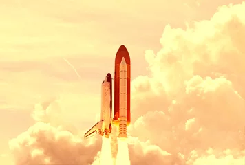 Papier peint Nasa Une puissante fusée vole à travers les nuages vers les étoiles. Éléments de cette image fournis par la NASA.