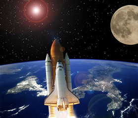 Obraz premium Rocket and moon. Earth on the backdrop. The elements of this image furnished by NASA.