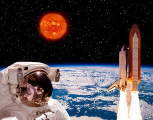 Obraz premium Astronaut staring on the rocket that flying from earth. Big sun against stars. The elements of this image furnished by NASA.