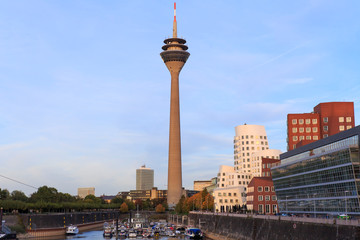 Obraz premium Widok zachodu słońca na Rheinturm w Düsseldorfie