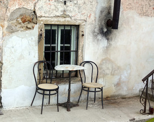Fototapeta na wymiar Tisch und Stühle auf Korfu