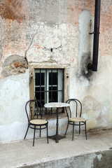 Tisch und Stühle auf Korfu