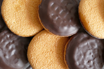 Schokoladenkekser mit Orangenfüllung