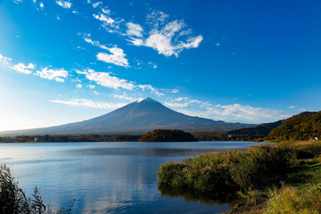 秋空と富士山　河口湖畔の大石公園よろ　山梨県