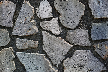 石を切って張り付けたような石の壁