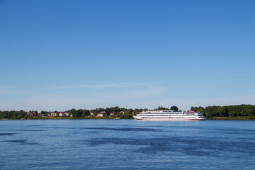 Obraz premium ship on the Volga river near the Spit of Yaroslavl