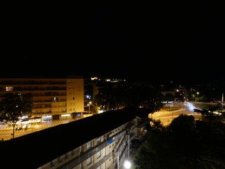 Obraz premium Imagen nocturna de un pueblo costero