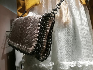 Neueste Mode mit brauner Handtasche mit weißen Rock in einem Schaufenster in der Innenstadt von...