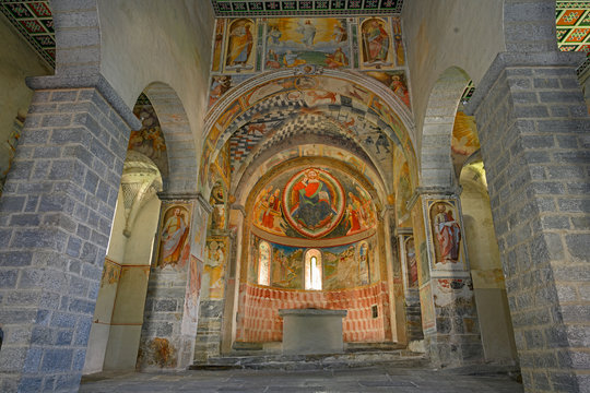 Innenansicht der Kirche Sankt Peter u. Paul, Biasca, Tessin, Schweiz