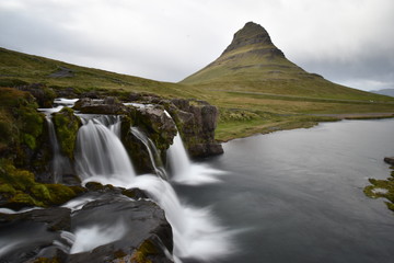 Obraz premium Famous kirkjufell mountain with the kirkjufell falls waterfalls in front in Grundarfjödur in Iceland