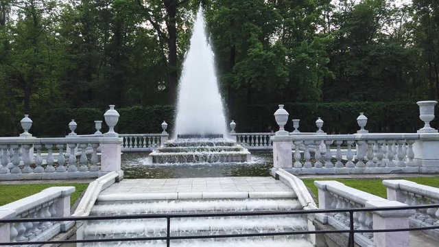 The point of looking person who comes to the fountain.