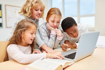 Fototapeta na wymiar Children learn together at the laptop