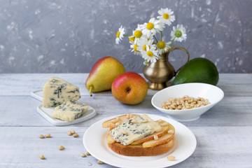 Sandwich with blue cheese and pears.