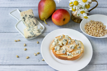 Sandwich with blue cheese and pears.