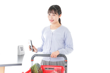 キャッシュレス決済をする若い女性