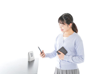 キャッシュレス決済をする若い女性