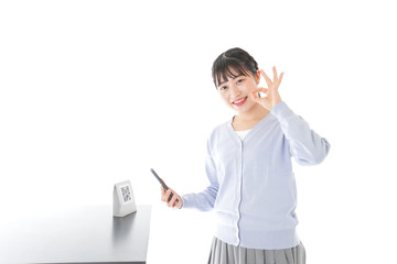 キャッシュレス決済をする若い女性