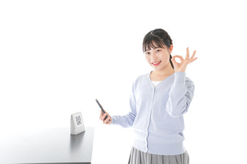 キャッシュレス決済をする若い女性