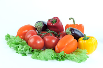 Obraz na płótnie Canvas bell pepper,eggplant on lettuce leaves isolated on white