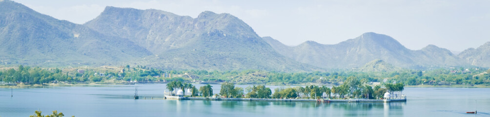 Fototapeta premium Panoramic view of Udaipur lake Fateh Sagar with mountains