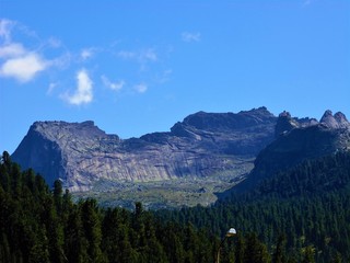 Obraz premium Ergaki,Sleeping Sayan,hanging stone...