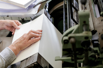 Machine for stitching book pages with threads in typography.