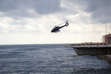 Hubschrauber startet von einer Platform am Meer © boedefeld1969