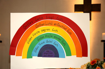 Regenbogen aus Papier mit Segenswünschen zur Konfirmation